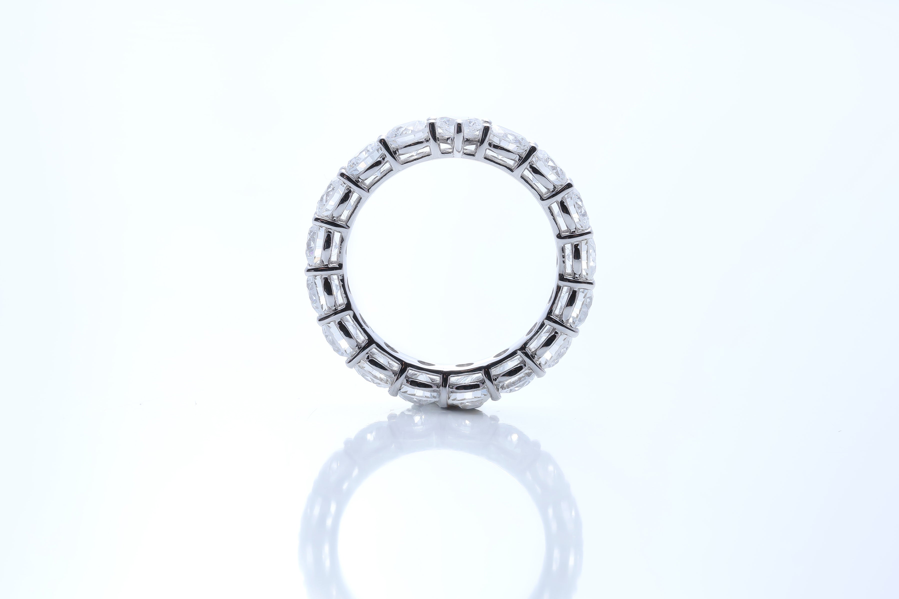 Amour Infini エタニティリング。横からのアングルで、爪留めされたダイヤモンドの高さや立体的な構造が際立つ。